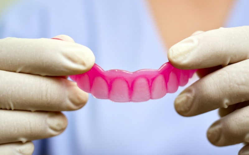 Demonstrating flexibility of denture material