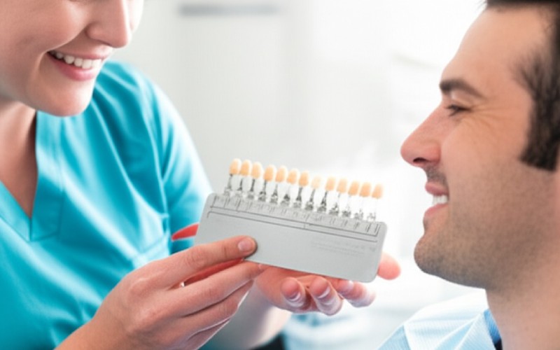 Correspondance de la couleur des dents pour une couronne dentaire